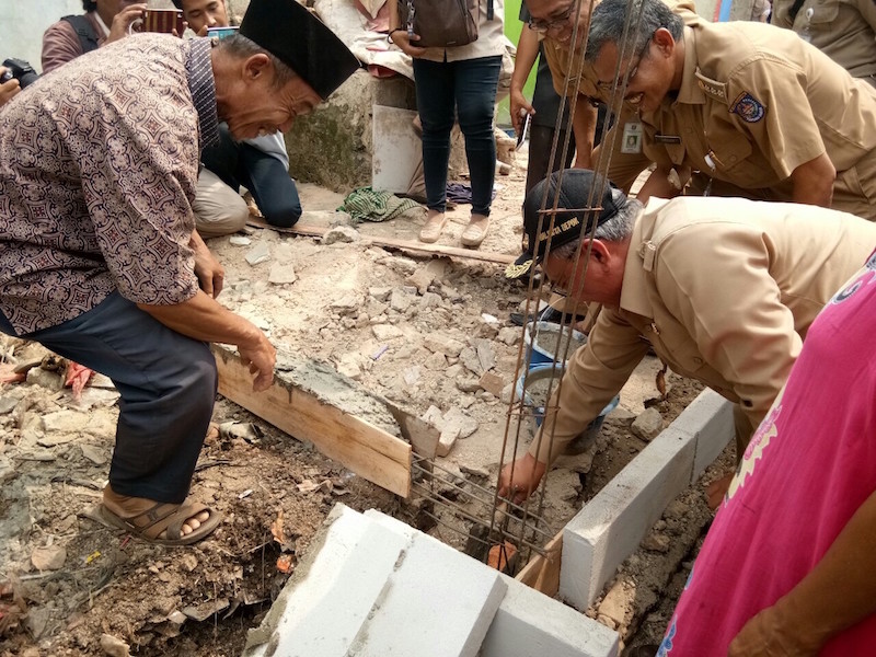 Apresiasi Bedah Rumah Warga, Walikota Depok Lakukan Peletakkan Batu Pertama