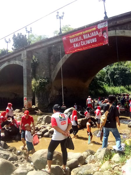 Ngubek Sungai Ciliwung, Warga Sempur Nyatakan Dukungan Terhadap Jokowi - M'aruf Amin