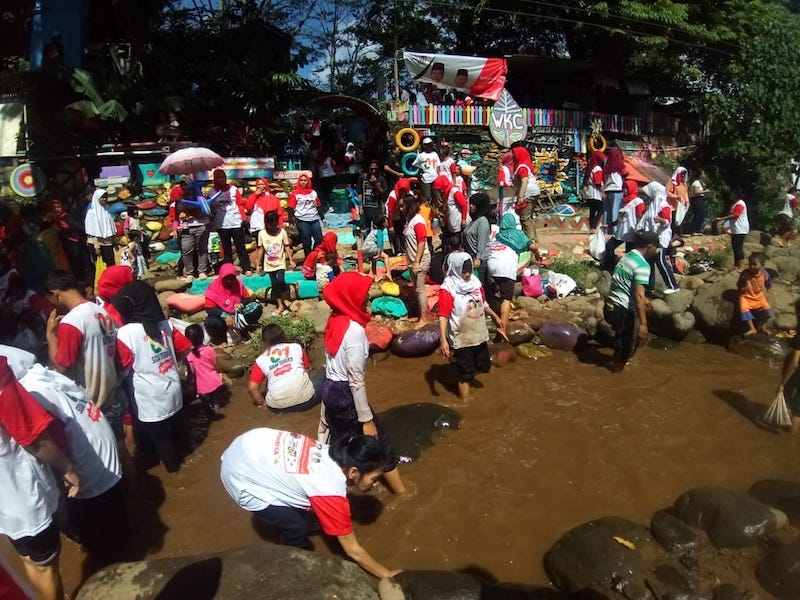 Ngubek Sungai Ciliwung, Warga Sempur Nyatakan Dukungan Terhadap Jokowi - M'aruf Amin