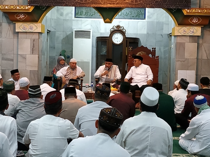 Walikota Depok Berikan Sumbangan Kepada Pengurus Masjid