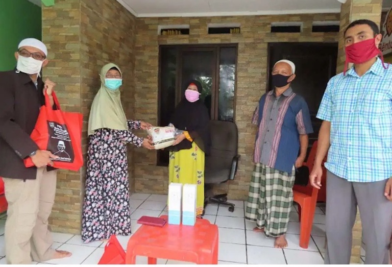 Prihatin Dampak Pandemi Covid-19, Nur Azizah Tamhid Berikan Bantuan Sembako