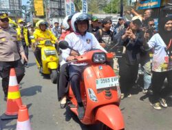 Kendarai Roda Dua ke KPU Depok, Imam – Ririn Bikin Heboh Jalan Margonda