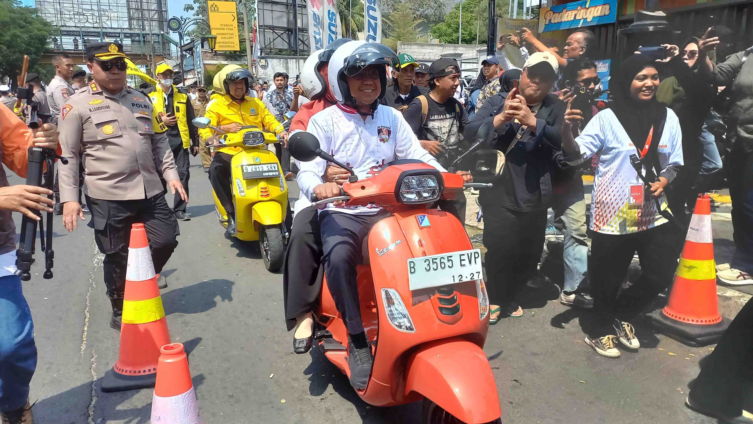 Kendarai Roda Dua ke KPU Depok, Imam - Ririn Bikin Heboh Jalan Margonda