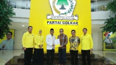 Pilkada Depok 2024, DPP Partai Golkar Beri SK Penetapan untuk Pasangan Calon Imam-Ririn